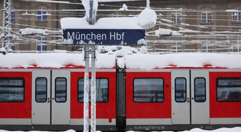 Almanya’da kar hayatı durdurdu